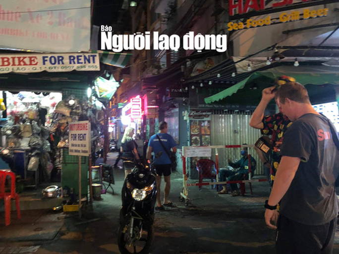 Phố Tây Bùi Viện trong đêm công bố ca mắc Covid-19 thứ 54 - Ảnh 5. Phố Tây Bùi Viện trong đêm công bố ca mắc Covid-19 thứ 54 - Ảnh 5.