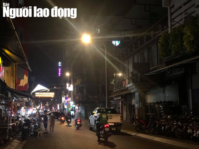 Phố Tây Bùi Viện trong đêm công bố ca mắc Covid-19 thứ 54 - Ảnh 9. Phố Tây Bùi Viện trong đêm công bố ca mắc Covid-19 thứ 54 - Ảnh 9.