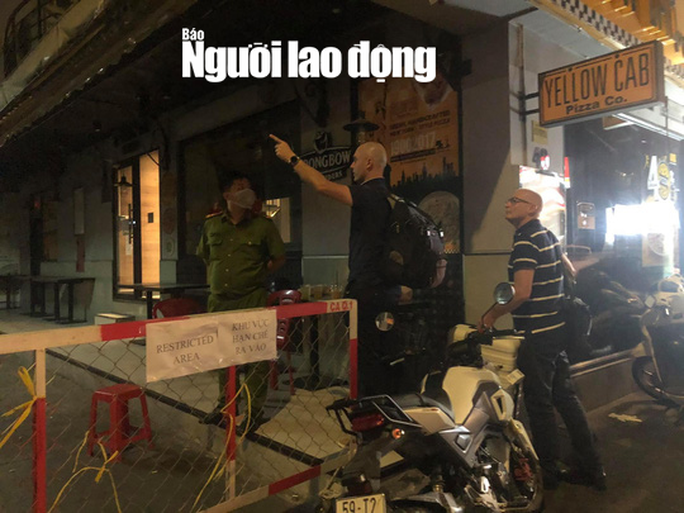 Phố Tây Bùi Viện trong đêm công bố ca mắc Covid-19 thứ 54 - Ảnh 8. Phố Tây Bùi Viện trong đêm công bố ca mắc Covid-19 thứ 54 - Ảnh 8.