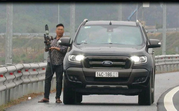 Dừng xe bắn chim trên cao tốc, người đàn ông bị tước bằng lái, phạt nặng - Ảnh 2.