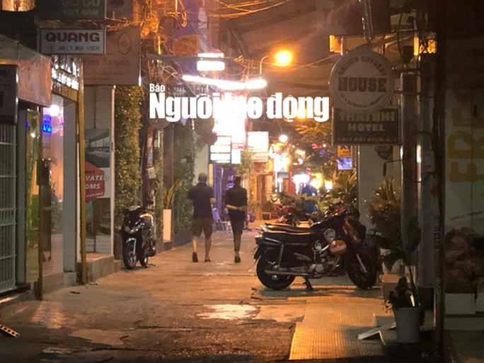 Phố Tây Bùi Viện trong đêm công bố ca mắc Covid-19 thứ 54 - Ảnh 3. Phố Tây Bùi Viện trong đêm công bố ca mắc Covid-19 thứ 54 - Ảnh 3.