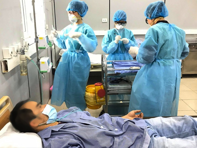 Một bệnh nhân người nước ngoài 69 tuổi mắc Covid-19 phải thở máy - Ảnh 1.