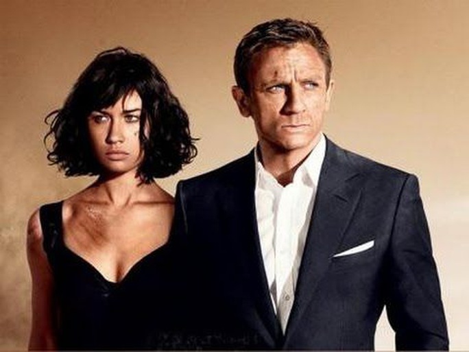 Bond girl nóng bỏng mắc Covid-19 - Ảnh 4. Bond girl nóng bỏng mắc Covid-19 - Ảnh 4.