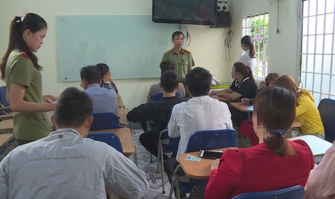 Đang tổ chức thi ngoại ngữ chui thì công an ập vào! - Ảnh 1. Đang tổ chức thi ngoại ngữ chui thì công an ập vào! - Ảnh 1.
