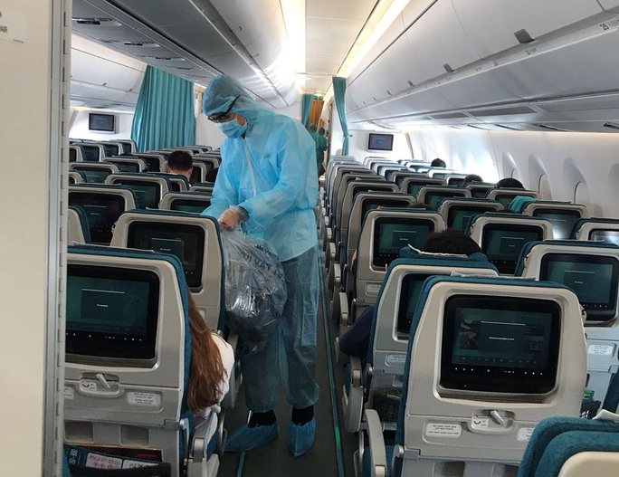 4 chuyến bay từ châu Âu hạ cánh tại sân bay Vân Đồn, Tân Sơn Nhất sáng nay 16-3 - Ảnh 12. 4 chuyến bay từ châu Âu hạ cánh tại sân bay Vân Đồn, Tân Sơn Nhất sáng nay 16-3 - Ảnh 12.