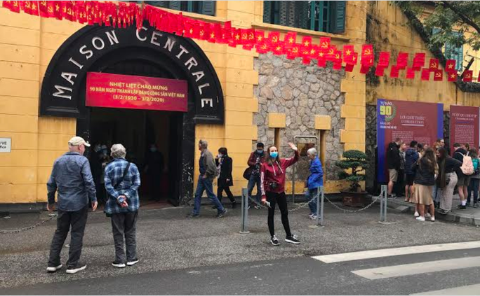 Chủ tịch Hà Nội yêu cầu người trở về từ châu Âu cách ly, hạn chế tối đa tiếp xúc người thân trong nhà - Ảnh 1. Chủ tịch Hà Nội yêu cầu người trở về từ châu Âu cách ly, hạn chế tối đa tiếp xúc người thân trong nhà - Ảnh 1.