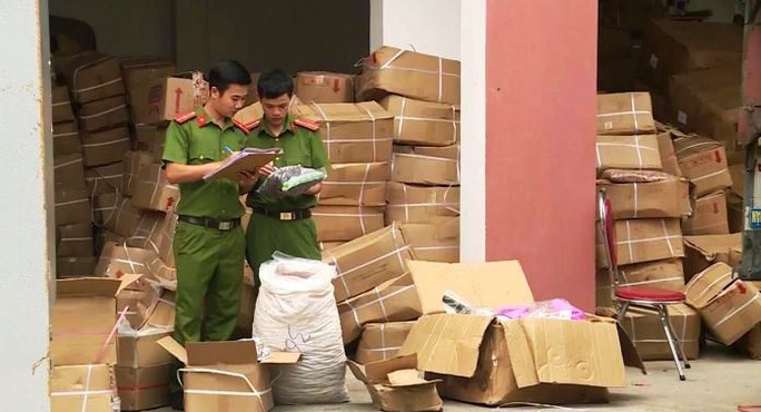 Quảng Bình: Bắt giữ xe tải chở hơn 10 tấn trái cây sấy khô, bốc mùi - Ảnh 1. Quảng Bình: Bắt giữ xe tải chở hơn 10 tấn trái cây sấy khô, bốc mùi - Ảnh 1.