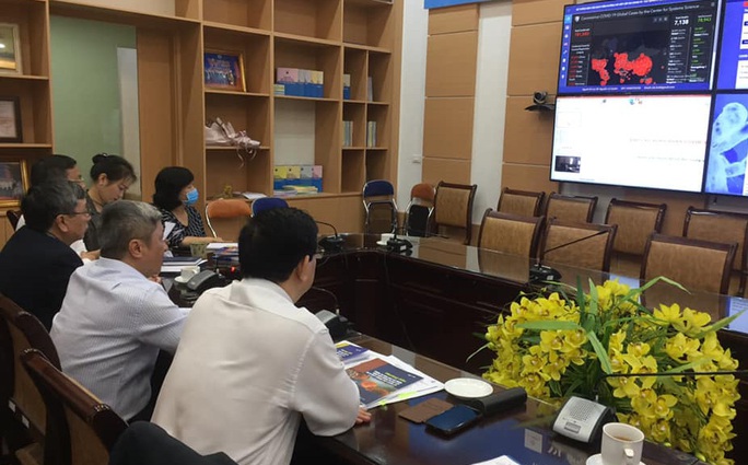 Bác gái ca bệnh Covid-19 thứ 17 vẫn phải thở máy và lọc máu, Bộ Y tế hội chẩn chuyên gia - Ảnh 1. Bác gái ca bệnh Covid-19 thứ 17 vẫn phải thở máy và lọc máu, Bộ Y tế hội chẩn chuyên gia - Ảnh 1.