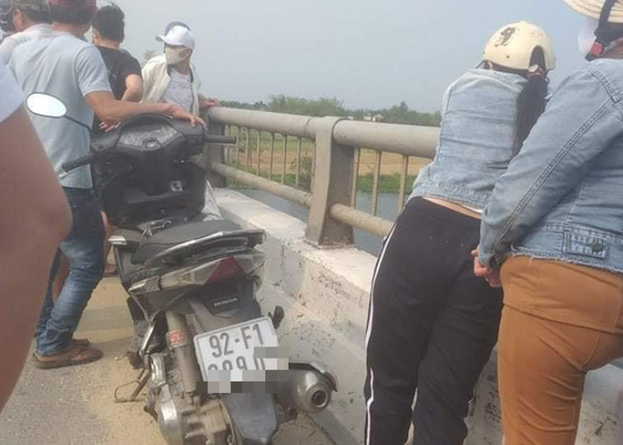 Thanh niên bỏ xe trên cầu đi nhậu, báo hại mọi người lặn tìm