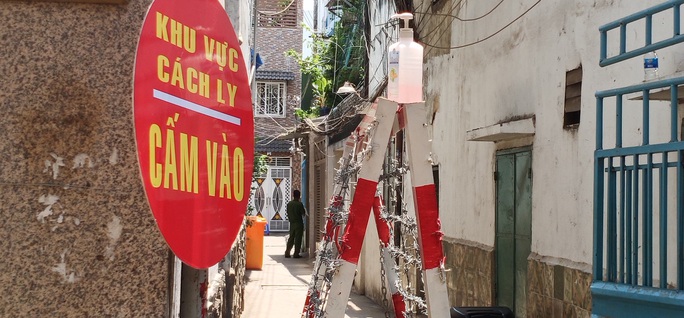 CLIP: Cách ly khu vực bệnh nhân Covid-19 thứ 64 sinh sống ở quận 8 - TP HCM - Ảnh 5. CLIP: Cách ly khu vực bệnh nhân Covid-19 thứ 64 sinh sống ở quận 8 - TP HCM - Ảnh 5.