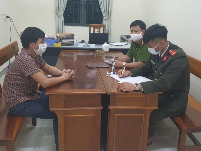 Triệu tập người đàn ông đăng lên facebook cả làng toang vì dịch Covid-19 - Ảnh 1. Triệu tập người đàn ông đăng lên facebook cả làng toang vì dịch Covid-19 - Ảnh 1.