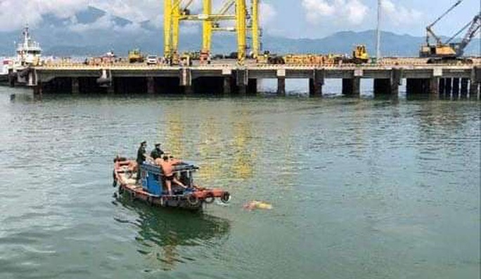 Một thi thể mặc đồ hành lễ trôi dạt tại cảng Đà Nẵng - Ảnh 2. Một thi thể mặc đồ hành lễ trôi dạt tại cảng Đà Nẵng - Ảnh 2.