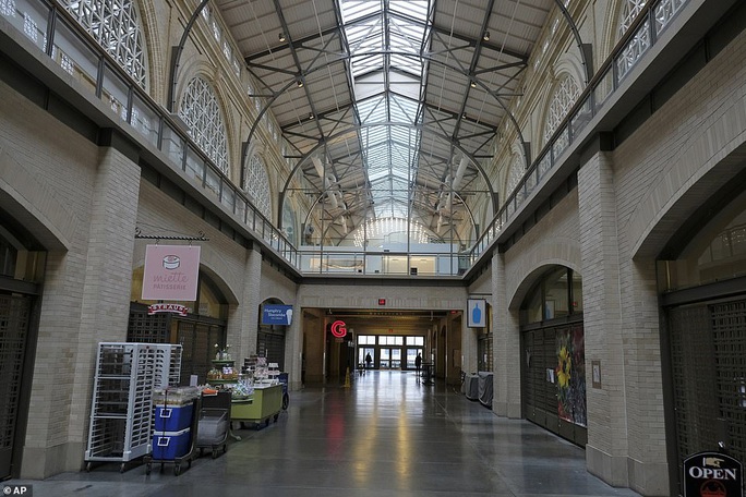 Toà nhà Ferry Building (bến phà đi qua Vịnh San Francisco) không người. Ảnh: AP