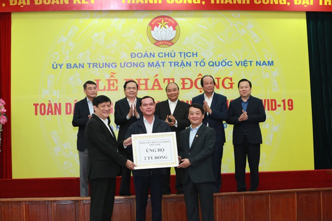 CLIP: Thủ tướng quyên góp ủng hộ phòng chống dịch Covid-19 - Ảnh 6. CLIP: Thủ tướng quyên góp ủng hộ phòng chống dịch Covid-19 - Ảnh 6.
