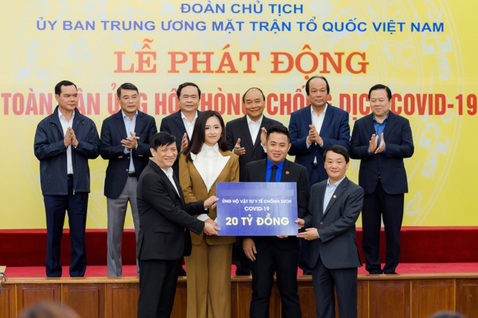 Hoa hậu Mai Phương Thuý trao 20 tỉ đồng ủng hộ phòng chống dịch Covid-19 - Ảnh 1.