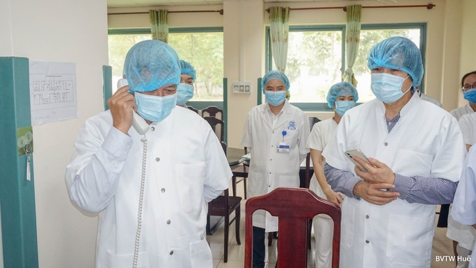 Thứ trưởng Bộ Y tế Nguyễn Trường Sơn gọi điện cho nữ du khách Anh nhiễm Covid-19 - Ảnh 1. Thứ trưởng Bộ Y tế Nguyễn Trường Sơn gọi điện cho nữ du khách Anh nhiễm Covid-19 - Ảnh 1.
