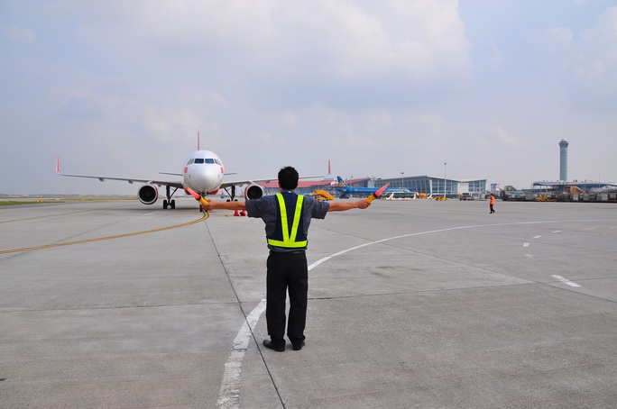 Hàng không thiệt hại nặng nề vì dịch Covid-19, sản lượng điều hành bay giảm gần 50 % - Ảnh 1. Hàng không thiệt hại nặng nề vì dịch Covid-19, sản lượng điều hành bay giảm gần 50 % - Ảnh 1.