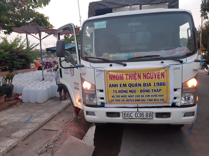 Nước ngọt nghĩa tình tiếp tục đến với người dân vùng hạn, mặn miền Tây - Ảnh 6. Nước ngọt nghĩa tình tiếp tục đến với người dân vùng hạn, mặn miền Tây - Ảnh 6.