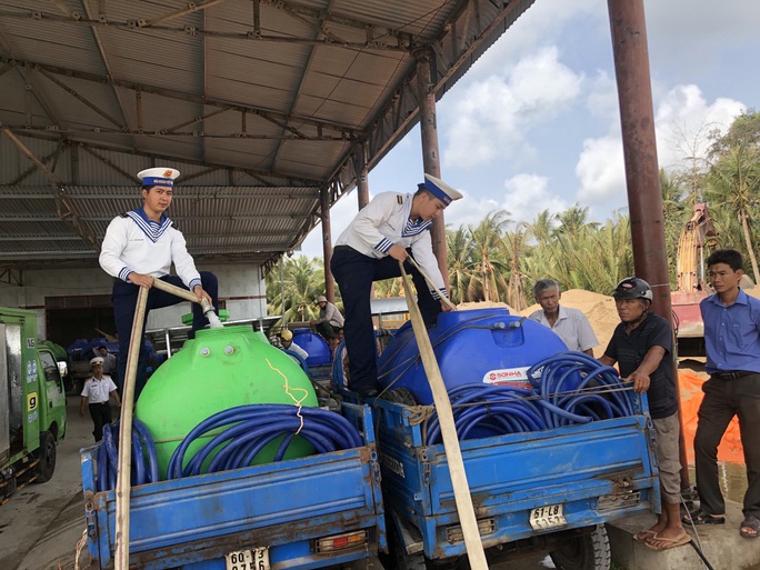 Nước ngọt nghĩa tình tiếp tục đến với người dân vùng hạn, mặn miền Tây - Ảnh 4. Nước ngọt nghĩa tình tiếp tục đến với người dân vùng hạn, mặn miền Tây - Ảnh 4.