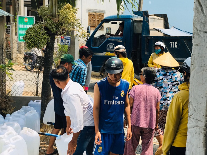 Nước ngọt nghĩa tình tiếp tục đến với người dân vùng hạn, mặn miền Tây - Ảnh 7. Nước ngọt nghĩa tình tiếp tục đến với người dân vùng hạn, mặn miền Tây - Ảnh 7.