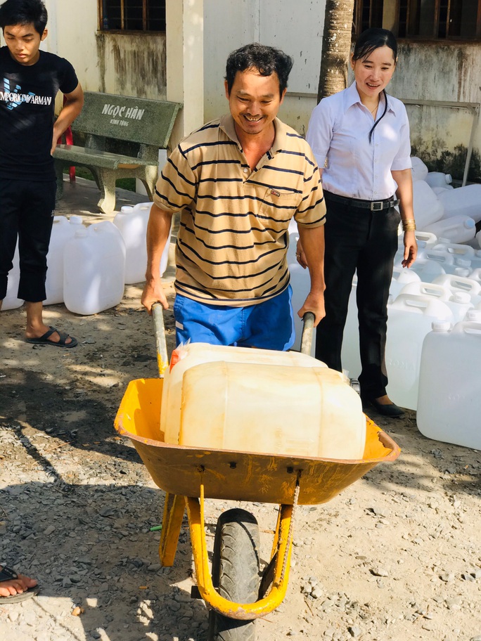 Nước ngọt nghĩa tình tiếp tục đến với người dân vùng hạn, mặn miền Tây - Ảnh 8. Nước ngọt nghĩa tình tiếp tục đến với người dân vùng hạn, mặn miền Tây - Ảnh 8.