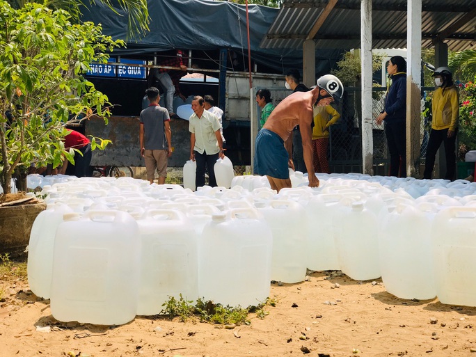 Nước ngọt nghĩa tình tiếp tục đến với người dân vùng hạn, mặn miền Tây - Ảnh 9. Nước ngọt nghĩa tình tiếp tục đến với người dân vùng hạn, mặn miền Tây - Ảnh 9.
