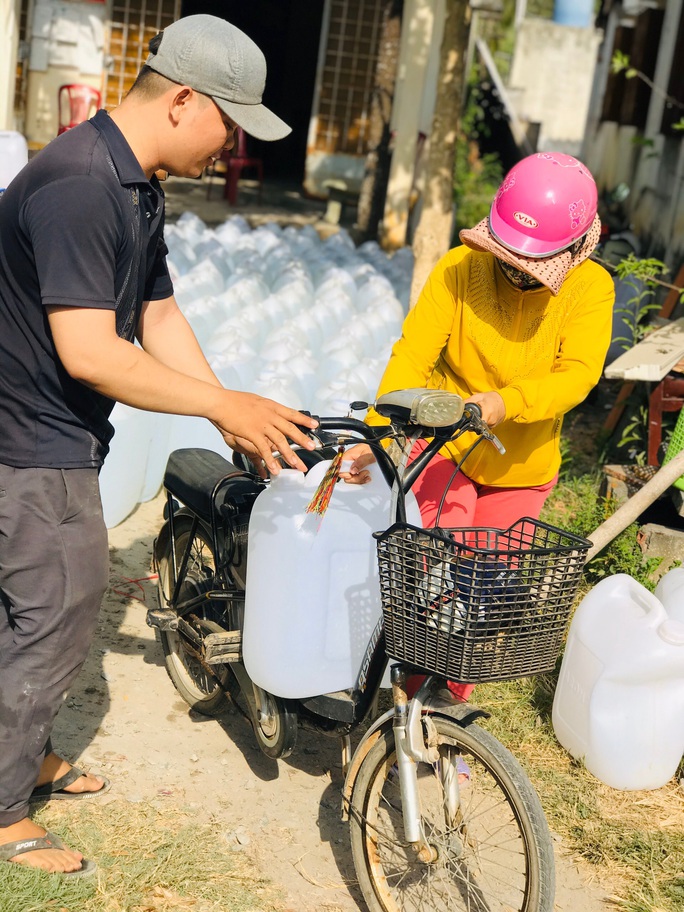 Nước ngọt nghĩa tình tiếp tục đến với người dân vùng hạn, mặn miền Tây - Ảnh 10. Nước ngọt nghĩa tình tiếp tục đến với người dân vùng hạn, mặn miền Tây - Ảnh 10.