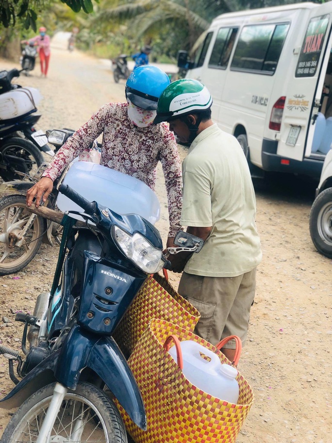Nước ngọt nghĩa tình tiếp tục đến với người dân vùng hạn, mặn miền Tây - Ảnh 11. Nước ngọt nghĩa tình tiếp tục đến với người dân vùng hạn, mặn miền Tây - Ảnh 11.