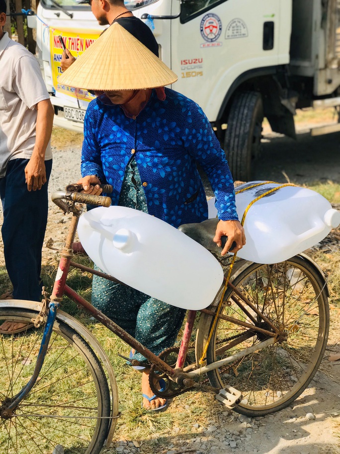 Nước ngọt nghĩa tình tiếp tục đến với người dân vùng hạn, mặn miền Tây - Ảnh 12. Nước ngọt nghĩa tình tiếp tục đến với người dân vùng hạn, mặn miền Tây - Ảnh 12.