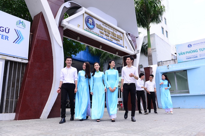 Trường ĐH Văn Hiến cho sinh viên mượn máy tính để học Online - Ảnh 1. Trường ĐH Văn Hiến cho sinh viên mượn máy tính để học Online - Ảnh 1.