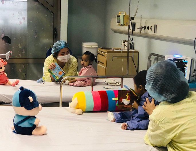 Bố và mẹ hiến gan cứu hai con phải ghép gan - Ảnh 2. Bố và mẹ hiến gan cứu hai con phải ghép gan - Ảnh 2.