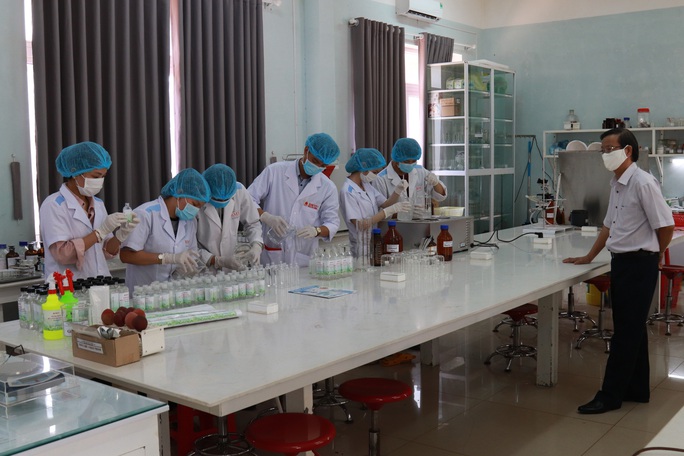 Sinh viên sản xuất hàng ngàn lít nước rửa tay phát miễn phí cho cộng đồng - Ảnh 1. Sinh viên sản xuất hàng ngàn lít nước rửa tay phát miễn phí cho cộng đồng - Ảnh 1.