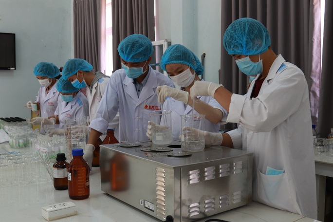 Sinh viên sản xuất hàng ngàn lít nước rửa tay phát miễn phí cho cộng đồng - Ảnh 3. Sinh viên sản xuất hàng ngàn lít nước rửa tay phát miễn phí cho cộng đồng - Ảnh 3.