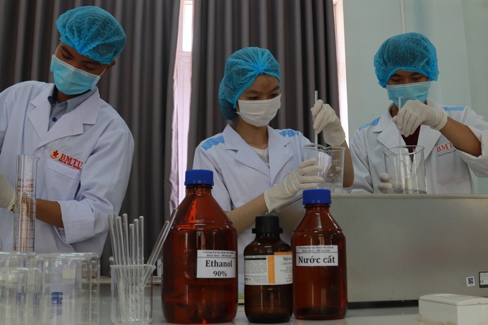 Sinh viên sản xuất hàng ngàn lít nước rửa tay phát miễn phí cho cộng đồng - Ảnh 2. Sinh viên sản xuất hàng ngàn lít nước rửa tay phát miễn phí cho cộng đồng - Ảnh 2.