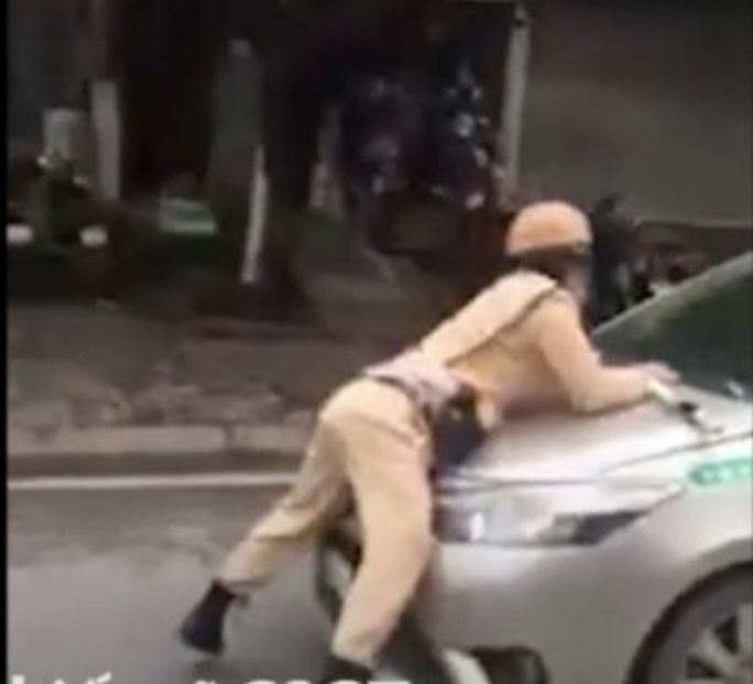 Tài xế taxi hất Trung uý CSGT lên nắp capô chạy gần chục km qua 3 quận - Ảnh 1. Tài xế taxi hất Trung uý CSGT lên nắp capô chạy gần chục km qua 3 quận - Ảnh 1.