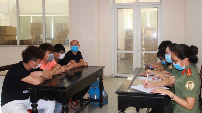 Xử phạt, trục xuất 4 người Trung Quốc đến miền Trung trốn dịch - Ảnh 1. Xử phạt, trục xuất 4 người Trung Quốc đến miền Trung trốn dịch - Ảnh 1.