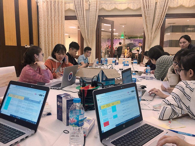 280 bác sĩ, y tá về hưu và 700 sinh viên y tình nguyện đi chống dịch Covid-19 - Ảnh 9. 280 bác sĩ, y tá về hưu và 700 sinh viên y tình nguyện đi chống dịch Covid-19 - Ảnh 9.