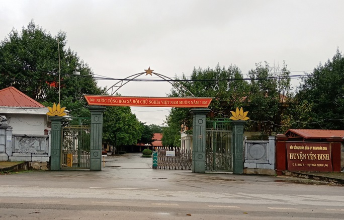 Huyện đang nợ 52 tỉ đồng nói xin xây tượng đài 20 tỉ đồng là cho nhiệm kỳ sau - Ảnh 1.