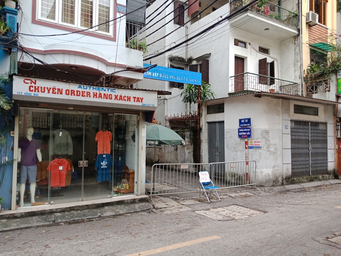 Phong tỏa ngõ nơi nhân viên y tế mắc Covid-19 sinh sống - Ảnh 8. Phong tỏa ngõ nơi nhân viên y tế mắc Covid-19 sinh sống - Ảnh 8.