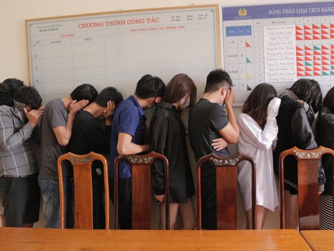 Bắt quả tang 11 nam thanh, nữ tú đang phê ma túy trong khách sạn lúc dịch Covid-19 - Ảnh 1. Bắt quả tang 11 nam thanh, nữ tú đang phê ma túy trong khách sạn lúc dịch Covid-19 - Ảnh 1.