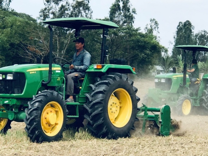 TTC trình diễn máy kéo John Deere - Ảnh 2. TTC trình diễn máy kéo John Deere - Ảnh 2.