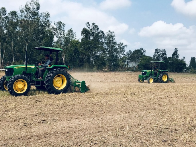 TTC trình diễn máy kéo John Deere - Ảnh 3. TTC trình diễn máy kéo John Deere - Ảnh 3.