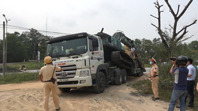Sau điều tra của Báo Người Lao Động, hàng loạt xe tải ở Thừa Thiên - Huế bị xử phạt - Ảnh 3. Sau điều tra của Báo Người Lao Động, hàng loạt xe tải ở Thừa Thiên - Huế bị xử phạt - Ảnh 3.