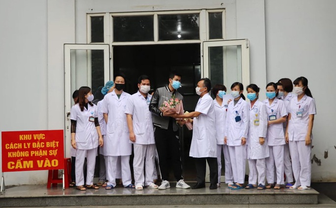 Bệnh nhân Covid-19 thứ 18 ở Ninh Bình hoàn toàn khỏe mạnh xuất viện - Ảnh 3. Bệnh nhân Covid-19 thứ 18 ở Ninh Bình hoàn toàn khỏe mạnh xuất viện - Ảnh 3.
