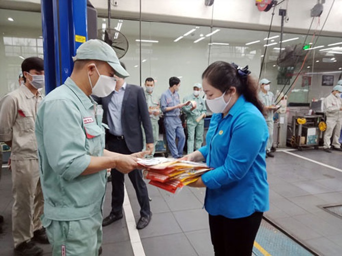 Phát khẩu trang miễn phí, mua bảo hiểm cho công nhân - Ảnh 1. Phát khẩu trang miễn phí, mua bảo hiểm cho công nhân - Ảnh 1.