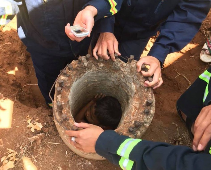 Cứu thành công cháu bé mắc kẹt 5 tiếng… trong trụ điện - Ảnh 1. Cứu thành công cháu bé mắc kẹt 5 tiếng… trong trụ điện - Ảnh 1.