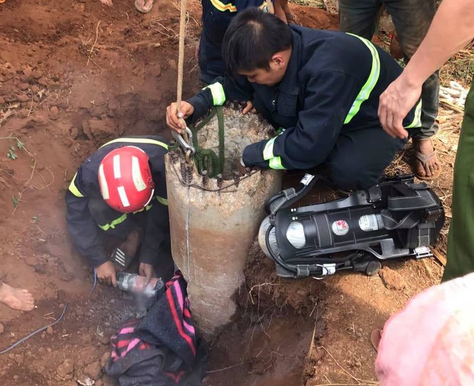 Cứu thành công cháu bé mắc kẹt 5 tiếng… trong trụ điện - Ảnh 2. Cứu thành công cháu bé mắc kẹt 5 tiếng… trong trụ điện - Ảnh 2.