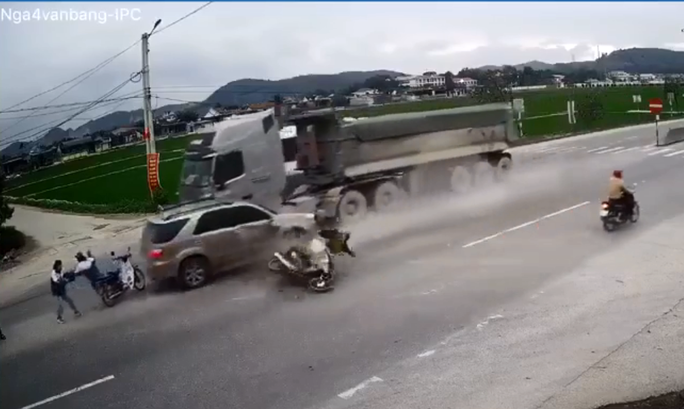 Tai nạn kinh hoàng giữa nhiều xe ôtô và xe máy khiến 3 người thương vong - Ảnh 1. Tai nạn kinh hoàng giữa nhiều xe ôtô và xe máy khiến 3 người thương vong - Ảnh 1.
