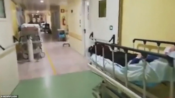 Covid-19: Hàng loạt bệnh viện, nghĩa trang quá tải ở Ý - Ảnh 1. Covid-19: Hàng loạt bệnh viện, nghĩa trang quá tải ở Ý - Ảnh 1.