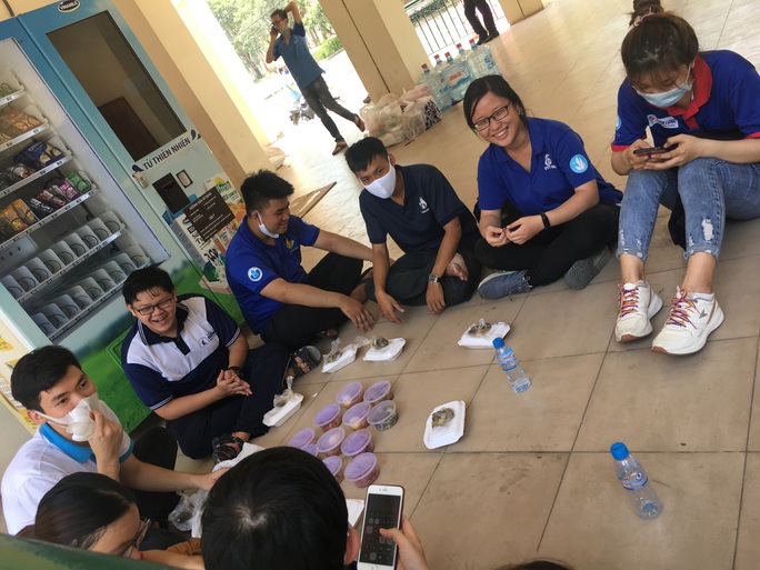 Sinh viên tình nguyện dọn dẹp khu cách ly lớn nhất TP HCM - Ảnh 10. Sinh viên tình nguyện dọn dẹp khu cách ly lớn nhất TP HCM - Ảnh 10.